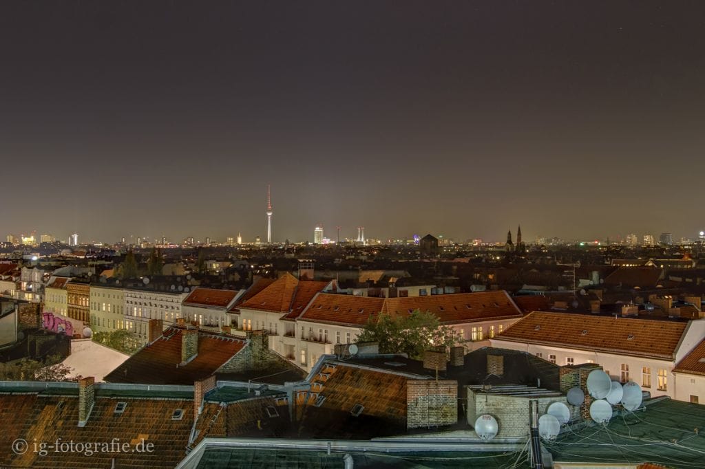 Ich fotografiere gerne das Nachtpanorama über Berlin … Fachbegriff: Long-Exposure Cityscape at Night.