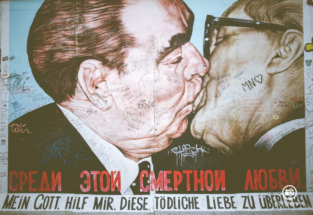 Berliner-Mauer-fotografieren-Bruderkuss