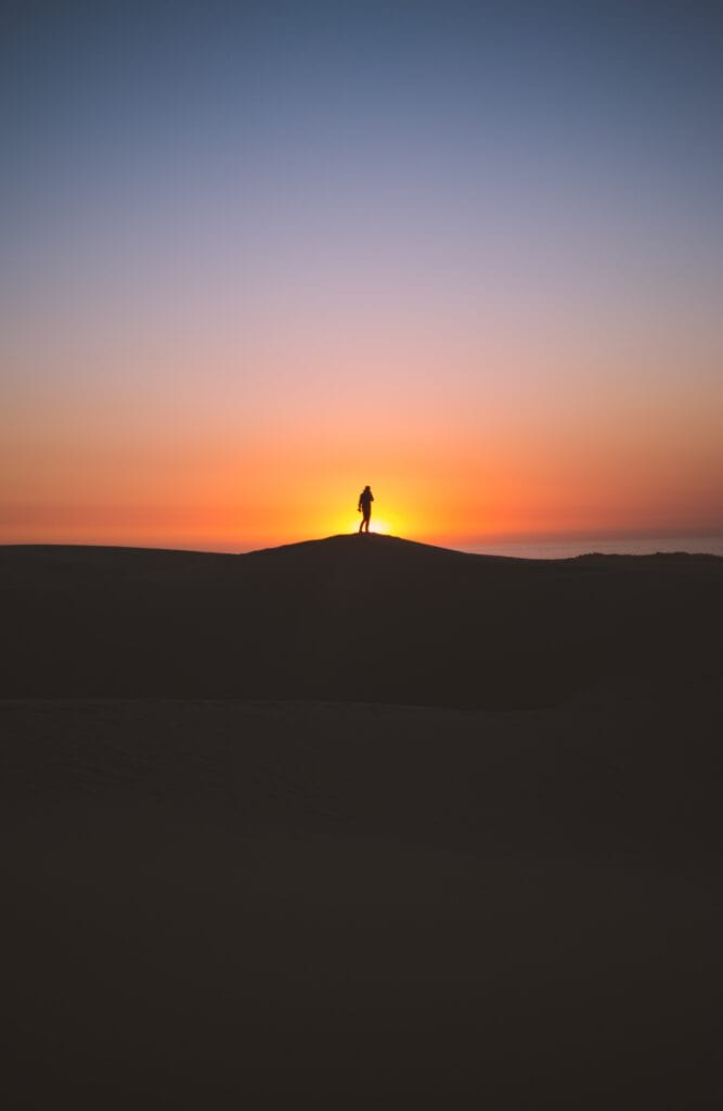 Der erste Strahl der Sonne zu Sonnenaufgang hat echte Magie. Foto: Elijah Hiett / unsplash