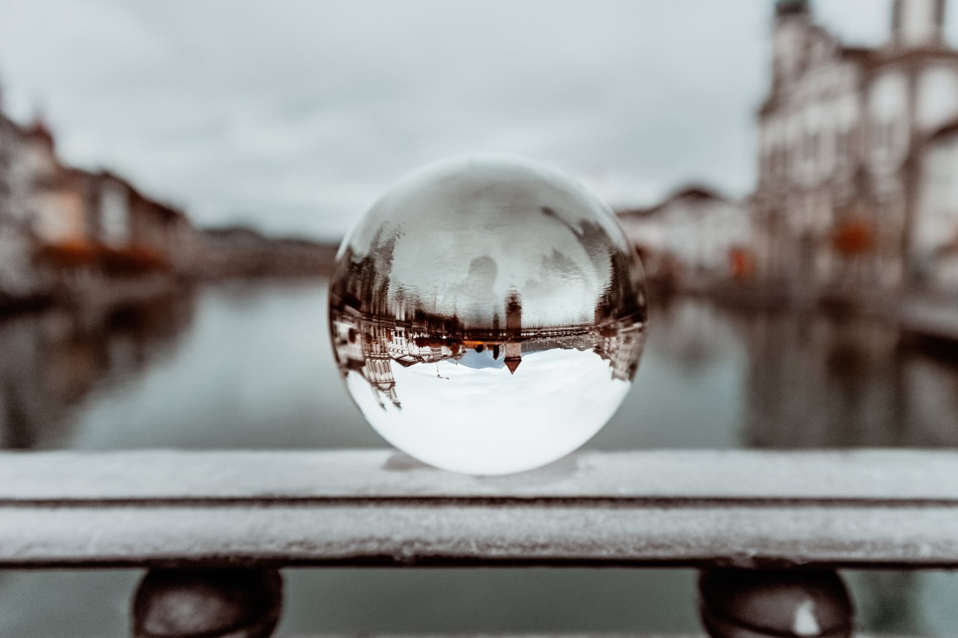 Glaskugel Fotografie - lensball in City, Foto von Oleg Magni auf Pexels.com