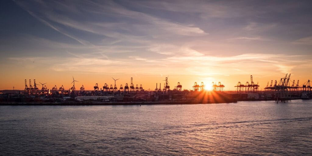 Der Hamburger Hafen zum Sonnenuntergang. Foto: Patrick Rosenkranz/unsplash