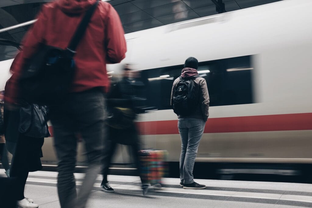 Stockfotos sind in den letzten Jahren immer authentischer geworden. Dieses Foto passt zum Beispiel zum Thema Reisen, Verkehr und vielen weiteren Themen. 
Foto: Mike Kotsch/unsplash