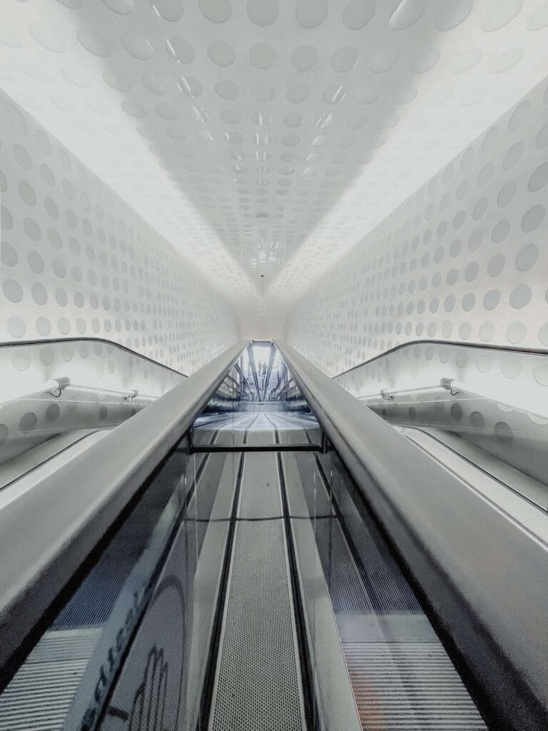 Rolltreppe in der Elbphilharmonie - Foto: Laura Cleffmann/unsplash