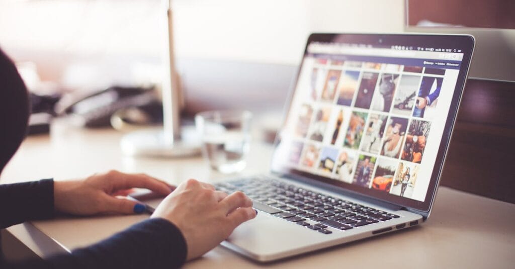 Fotoauswahl für Fotobuch am Laptop für eine gute Fotobuch-Struktur 